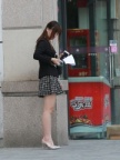 大街上换高跟鞋托的小花裙子美女 镜头中的你作品